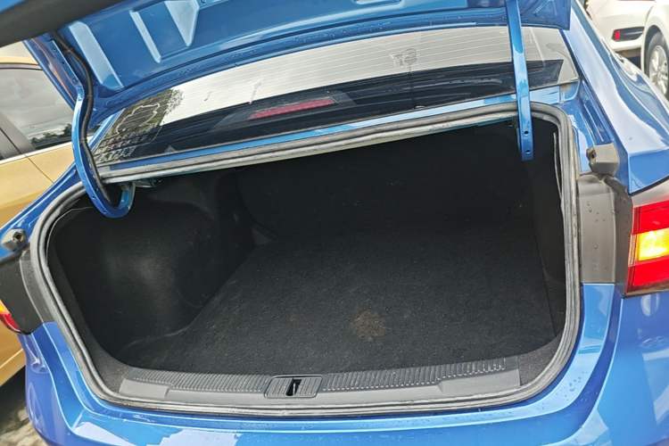 Used Roewe i5 2020 1.5L Automatic 4G Connect Luxury Flagship Edition Trunk