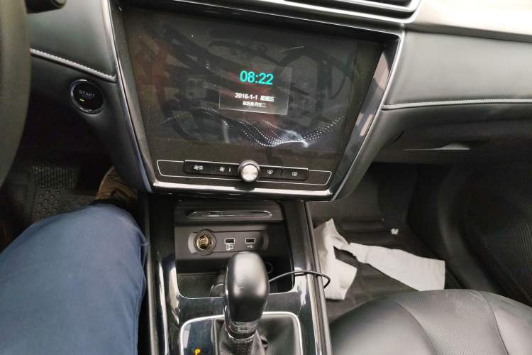 Used Roewe i5 2020 1.5L Automatic 4G Connect Luxury Flagship Edition Audio And AC Panel