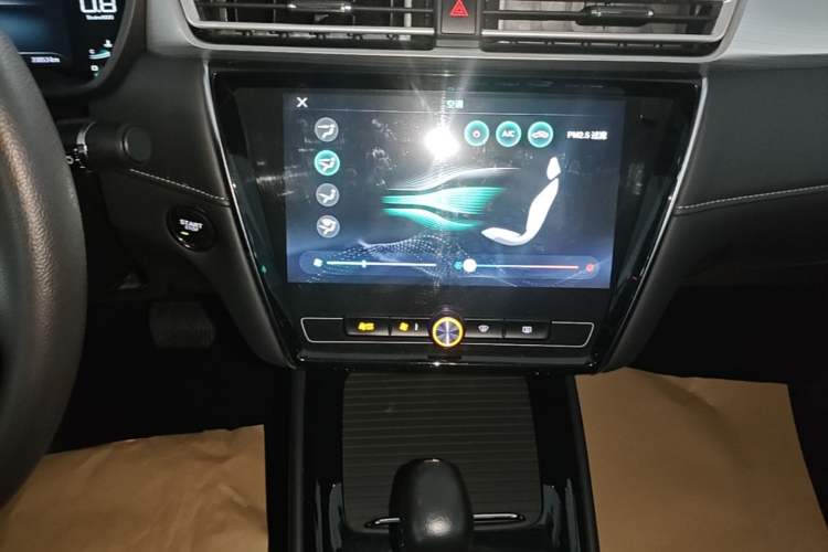 Used Roewe i5 2020 1.5L Automatic 4G Connect Luxury Flagship Edition Audio And AC Panel