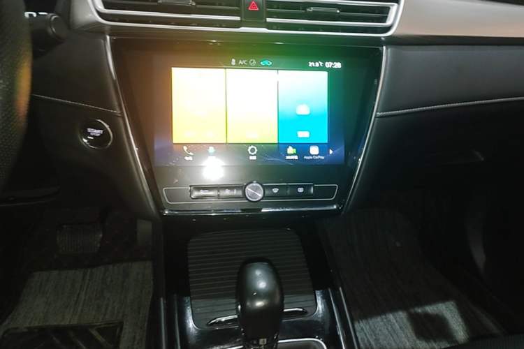 Used Roewe i5 2020 1.5L Automatic 4G Connect Luxury Flagship Edition Audio And AC Panel