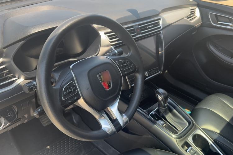 Used Roewe i5 2020 1.5L Automatic 4G Connect Luxury Flagship Edition Center Console