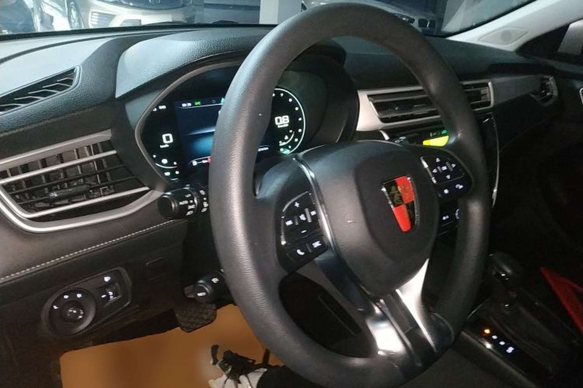 Used Roewe i5 2020 1.5L Automatic 4G Connect Luxury Flagship Edition Center Console