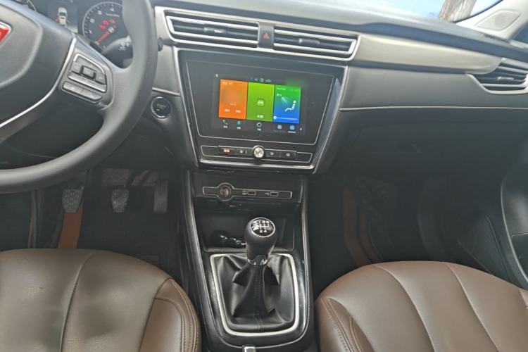 Used Roewe i5 2020 1.5L Manual 4G Connect Luxury Edition Center Console