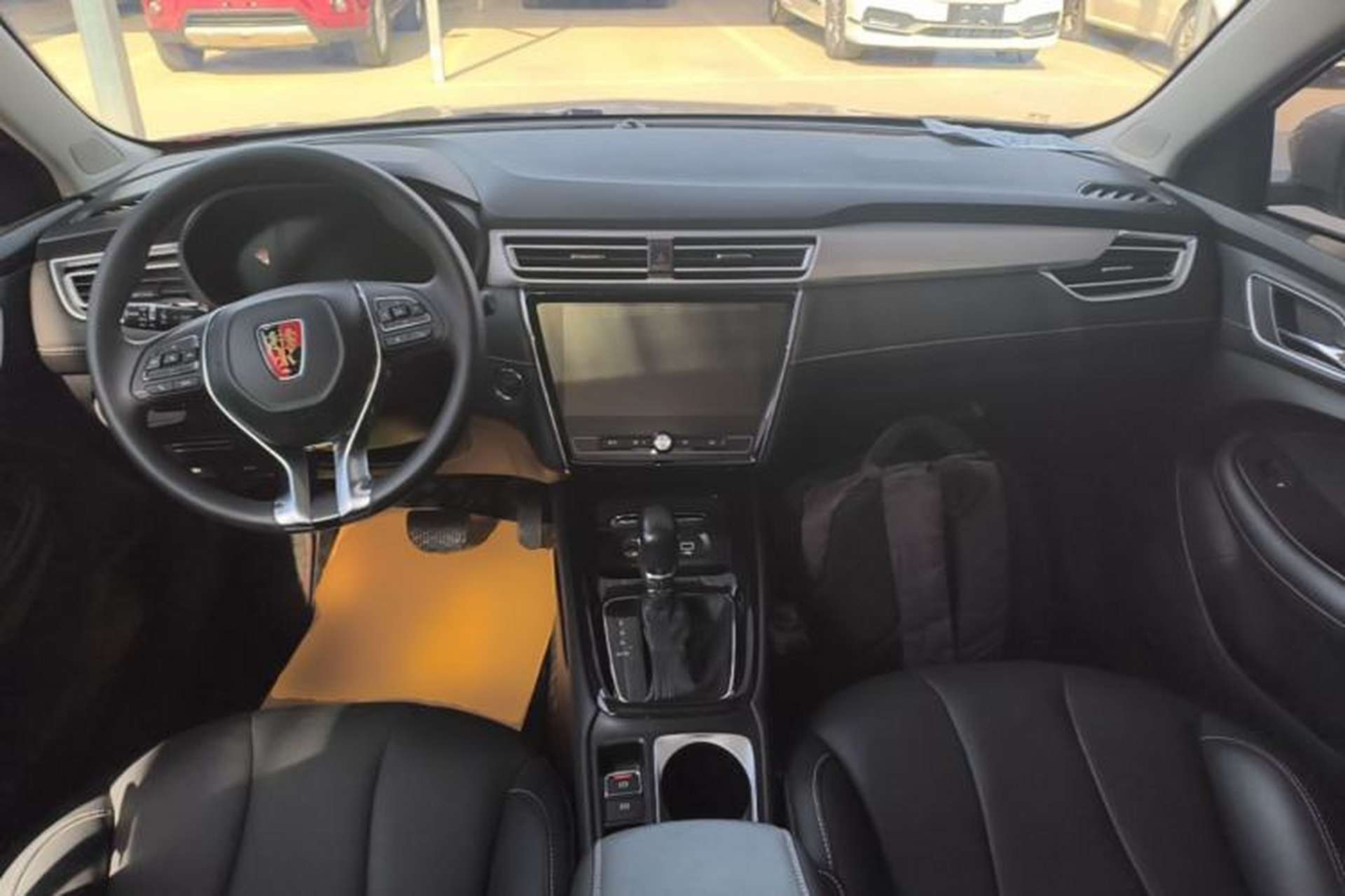 Used Roewe i5 2020 1.5L Automatic 4G Connect Luxury Flagship Edition Center Console