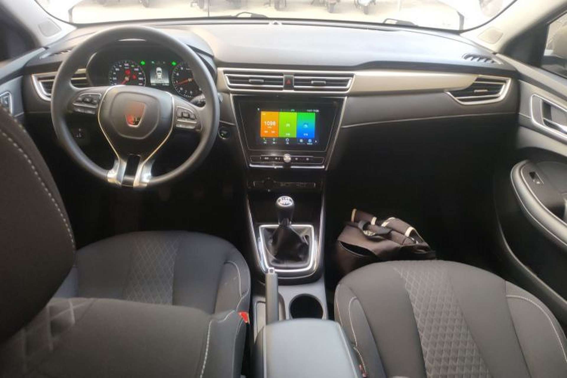 Used Roewe i5 2020 1.5L Manual 4G Connect Luxury Edition Center Console