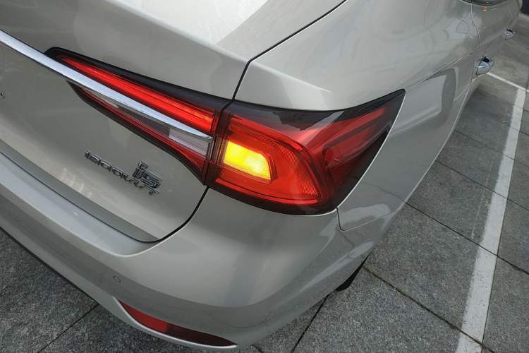 Used Roewe i5 2020 1.5L Manual 4G Connect Leehao Flagship Edition Exterior 3