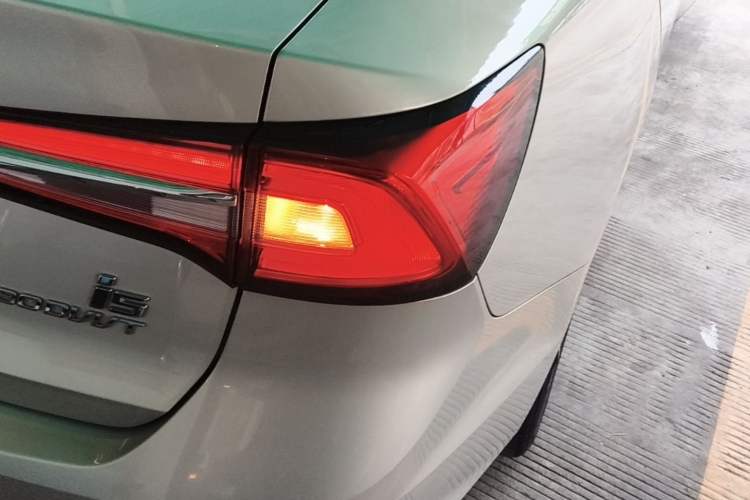 Used Roewe i5 2020 1.5L Automatic 4G Connect Luxury Flagship Edition Exterior 3