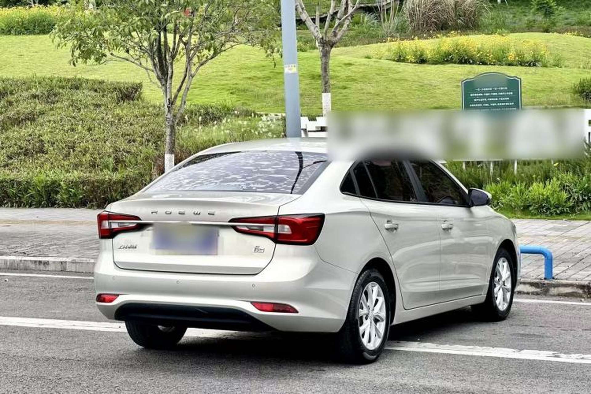 Used Roewe i5 2020 1.5L Manual 4G Connect Luxury Edition Exterior 3