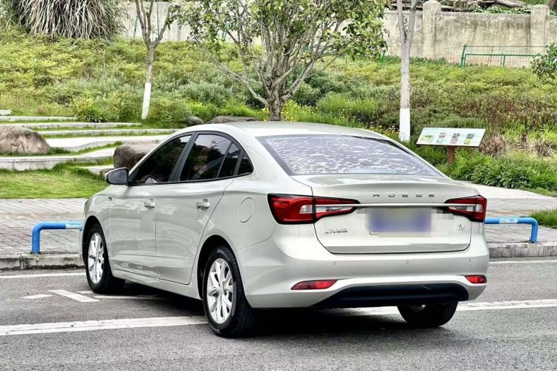 Used Roewe i5 2020 1.5L Manual 4G Connect Luxury Edition Exterior 5