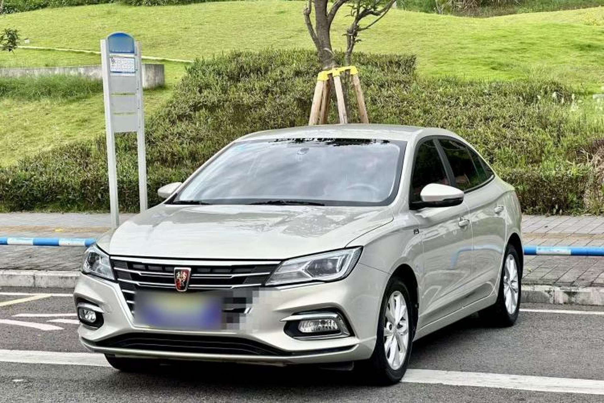 Used Roewe i5 2020 1.5L Manual 4G Connect Luxury Edition Front Left 45 Deg
