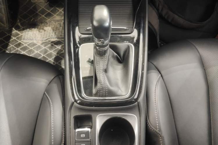 Used Roewe i5 2020 1.5L Automatic 4G Connect Luxury Flagship Edition Gear Lever
