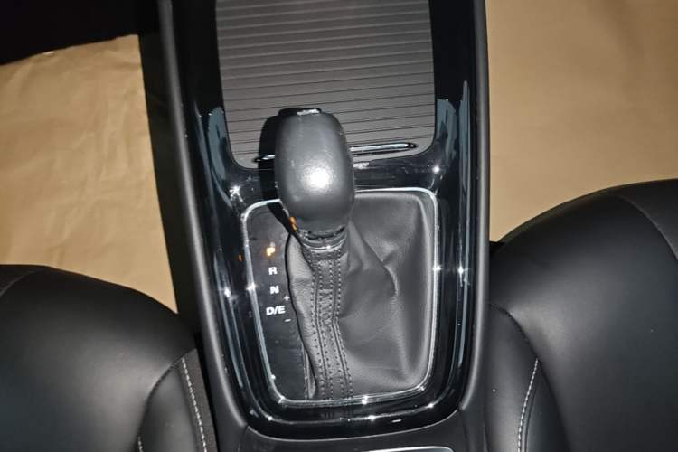 Used Roewe i5 2020 1.5L Automatic 4G Connect Luxury Flagship Edition Gear Lever
