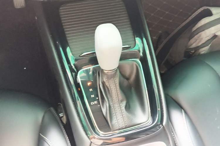 Used Roewe i5 2020 1.5L Automatic 4G Connect Luxury Flagship Edition Gear Lever