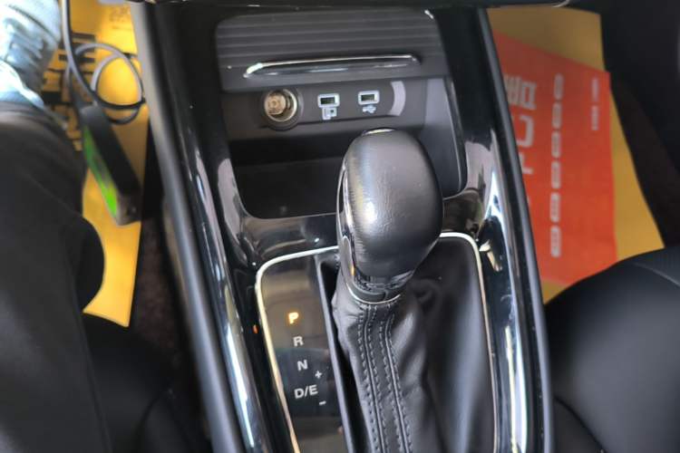 Used Roewe i5 2020 1.5L Automatic 4G Connect Luxury Flagship Edition Gear Lever