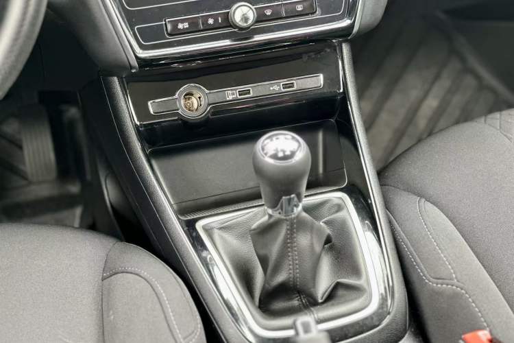 Used Roewe i5 2020 1.5L Manual 4G Connect Luxury Edition Gear Lever