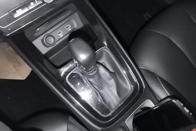 Used Roewe i5 2020 1.5L Automatic 4G Connect Luxury Flagship Edition Gear Lever
