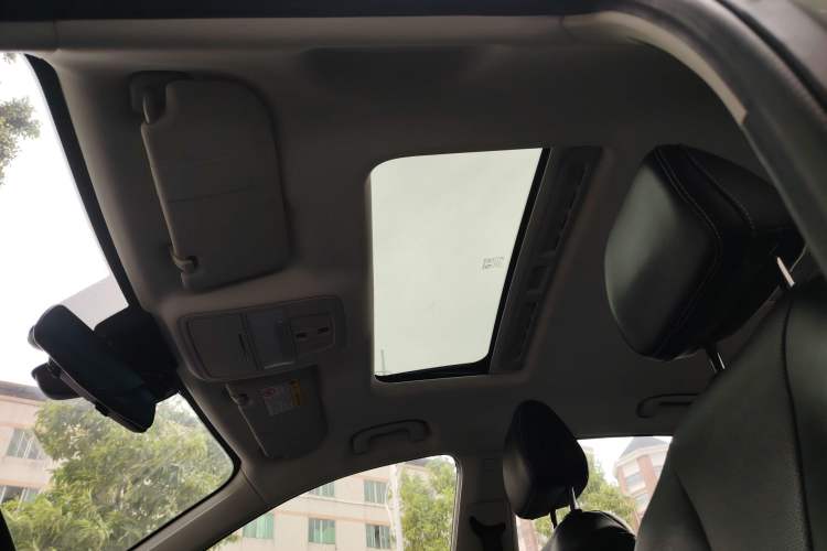 Used Roewe i5 2020 1.5L Automatic 4G Connect Luxury Flagship Edition Headliner