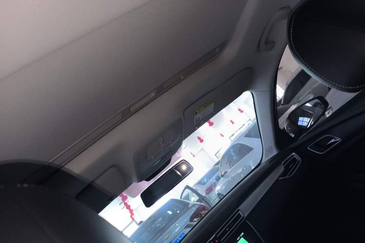 Used Roewe i5 2020 1.5L Automatic 4G Connect Luxury Flagship Edition Headliner