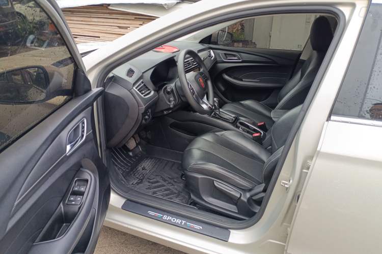 Used Roewe i5 2020 1.5L Automatic 4G Connect Luxury Flagship Edition Interior 2