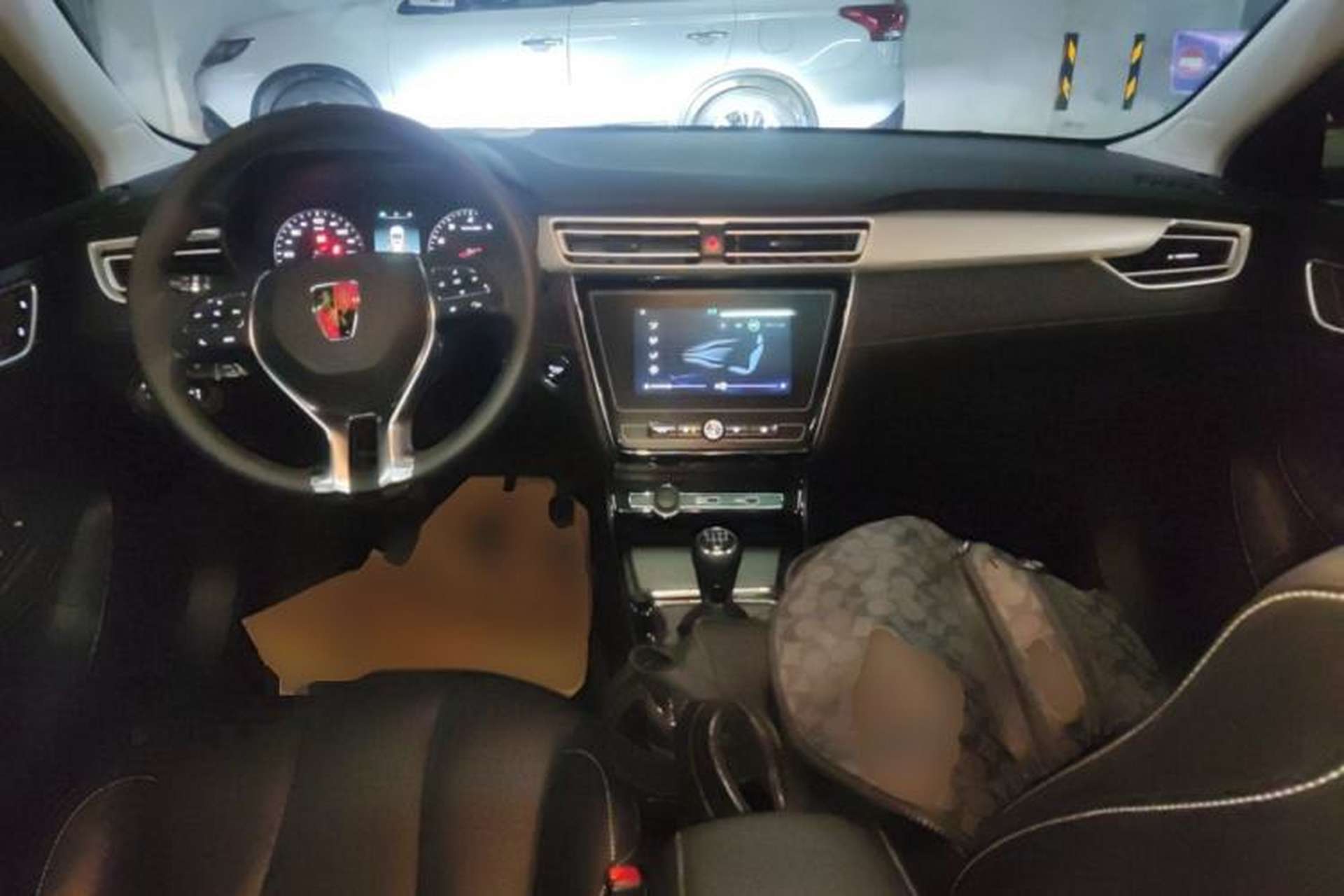 Used Roewe i5 2020 1.5L Manual 4G Connect Leehao Flagship Edition Interior 2