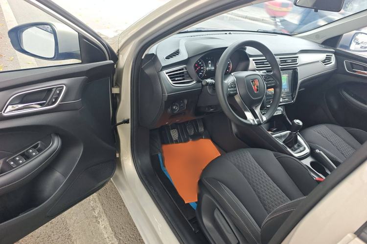 Used Roewe i5 2020 1.5L Manual 4G Connect Luxury Edition Interior 2