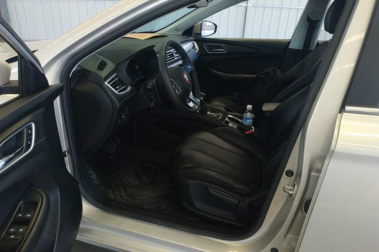 Used Roewe i5 2020 1.5L Automatic 4G Connect Luxury Flagship Edition Interior 3