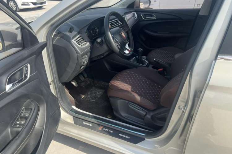 Used Roewe i5 2020 1.5L Manual 4G Connect Luxury Edition Interior 4