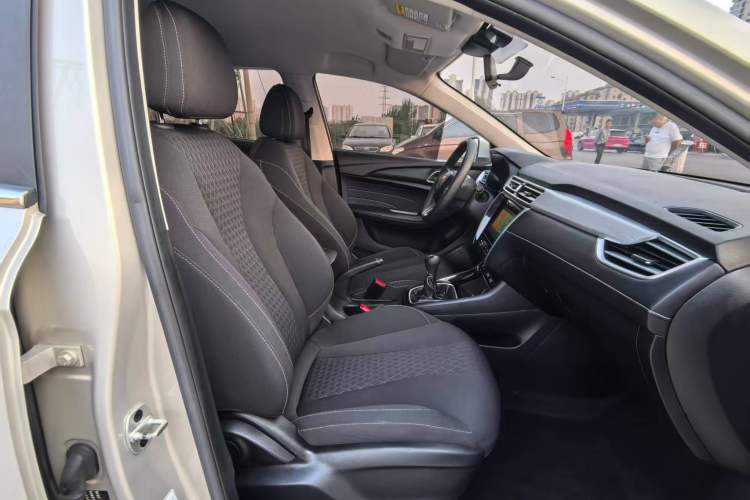 Used Roewe i5 2020 1.5L Manual 4G Connect Luxury Edition Interior 4