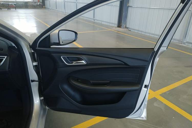 Used Roewe i5 2020 1.5L Automatic 4G Connect Luxury Flagship Edition Interior 5