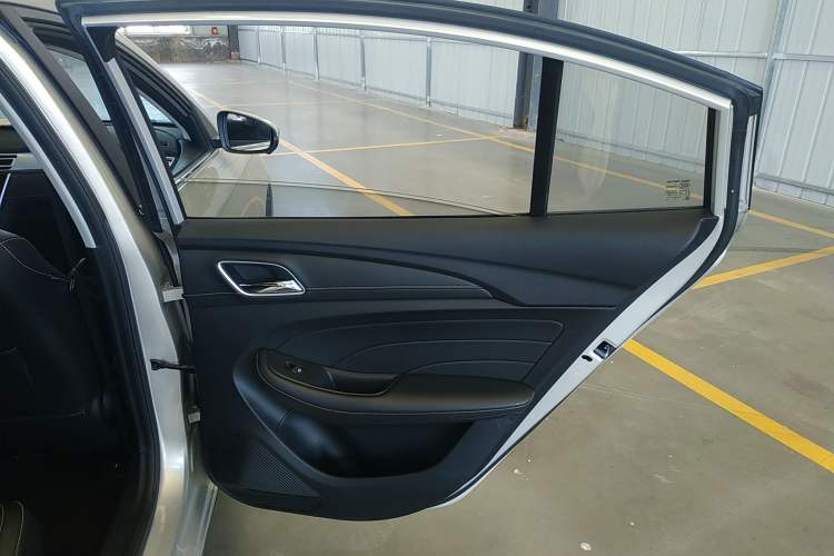 Used Roewe i5 2020 1.5L Automatic 4G Connect Luxury Flagship Edition Interior 6