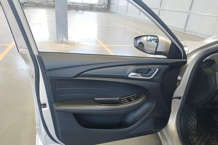 Used Roewe i5 2020 1.5L Automatic 4G Connect Luxury Flagship Edition Interior 7