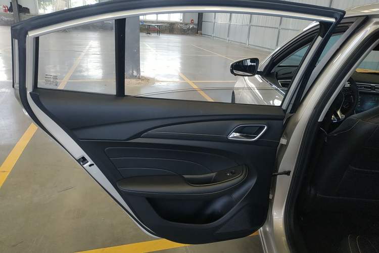 Used Roewe i5 2020 1.5L Automatic 4G Connect Luxury Flagship Edition Interior 8
