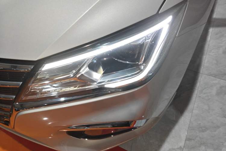 Used Roewe i5 2020 1.5L Automatic 4G Connect Luxury Flagship Edition Left Front Headlight