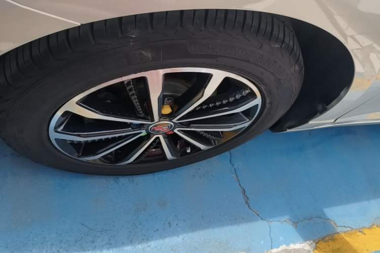 Used Roewe i5 2020 1.5L Automatic 4G Connect Luxury Flagship Edition Left Front Wheel Hub