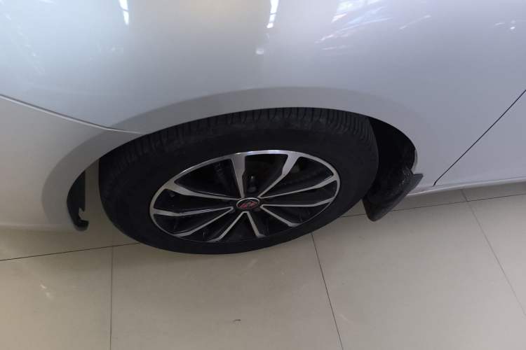 Used Roewe i5 2020 1.5L Automatic 4G Connect Luxury Flagship Edition Left Front Wheel Hub