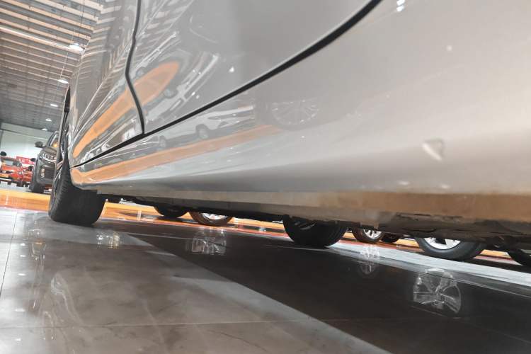 Used Roewe i5 2020 1.5L Automatic 4G Connect Luxury Flagship Edition Left Side Sill