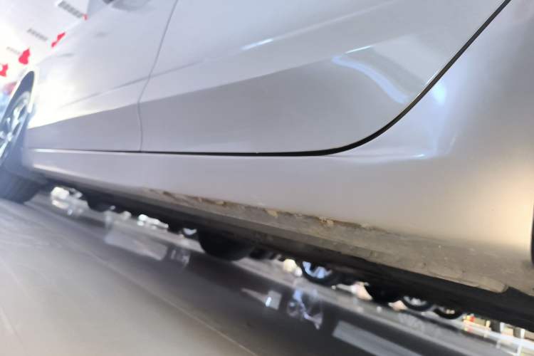 Used Roewe i5 2020 1.5L Automatic 4G Connect Luxury Flagship Edition Left Side Sill