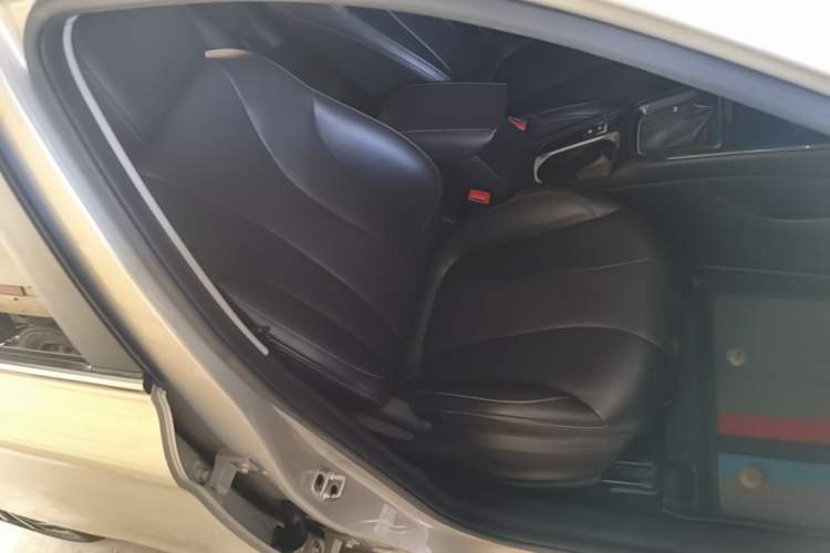 Used Roewe i5 2020 1.5L Automatic 4G Connect Luxury Flagship Edition Right Front Seat