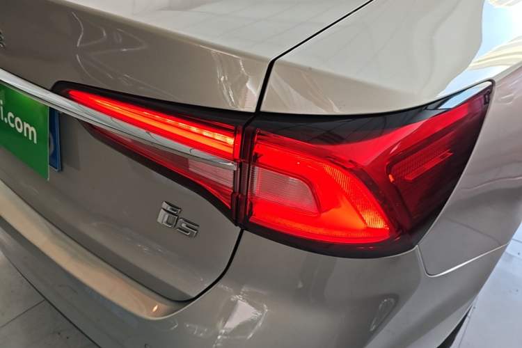 Used Roewe i5 2020 1.5L Manual 4G Connect Leehao Flagship Edition Right Rear Taillight