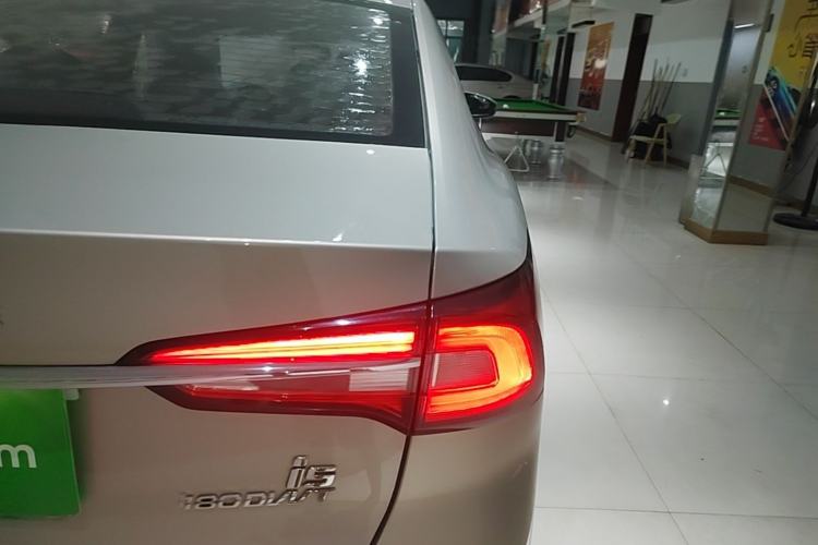 Used Roewe i5 2020 1.5L Automatic 4G Connect Luxury Flagship Edition Right Rear Taillight