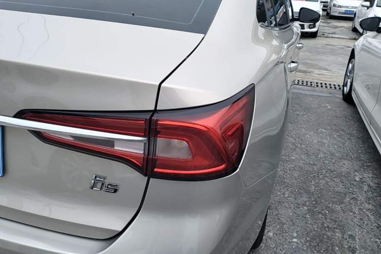 Used Roewe i5 2020 1.5L Automatic 4G Connect Luxury Flagship Edition Right Rear Taillight