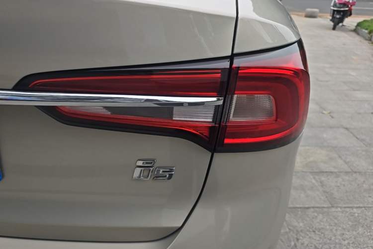 Used Roewe i5 2020 1.5L Automatic 4G Connect Luxury Flagship Edition Right Rear Taillight