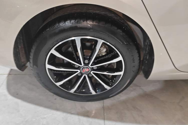 Used Roewe i5 2020 1.5L Automatic 4G Connect Luxury Flagship Edition Right Rear Wheel Hub