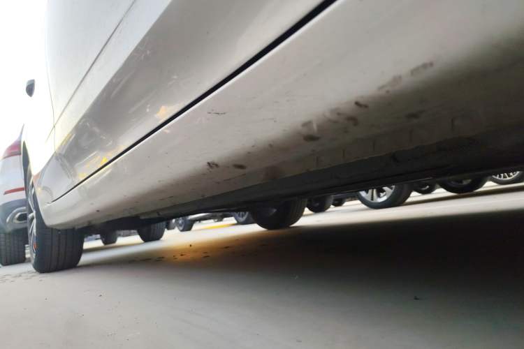 Used Roewe i5 2020 1.5L Automatic 4G Connect Luxury Flagship Edition Right Side Sill