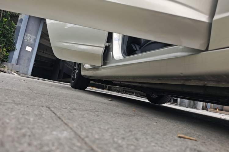 Used Roewe i5 2020 1.5L Automatic 4G Connect Luxury Flagship Edition Right Side Sill