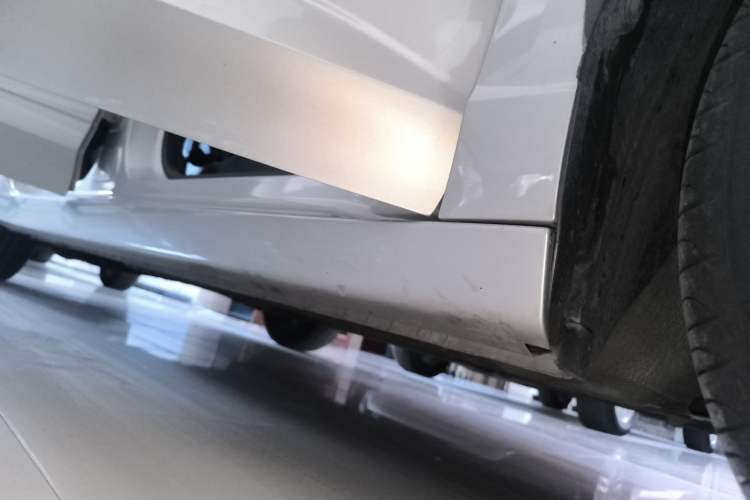 Used Roewe i5 2020 1.5L Automatic 4G Connect Luxury Flagship Edition Right Side Sill
