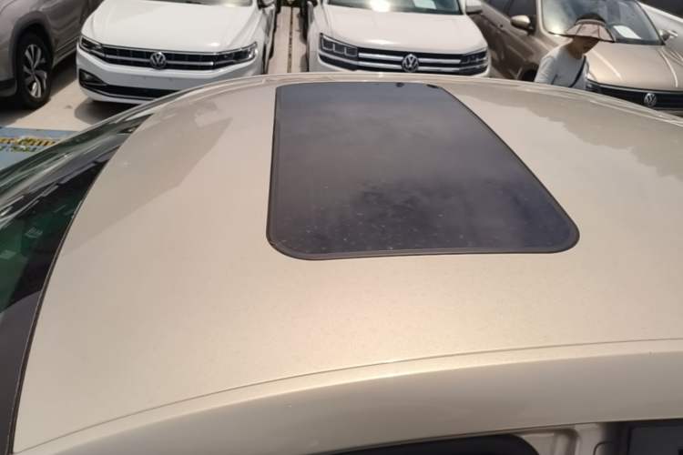 Used Roewe i5 2020 1.5L Automatic 4G Connect Luxury Flagship Edition Roof