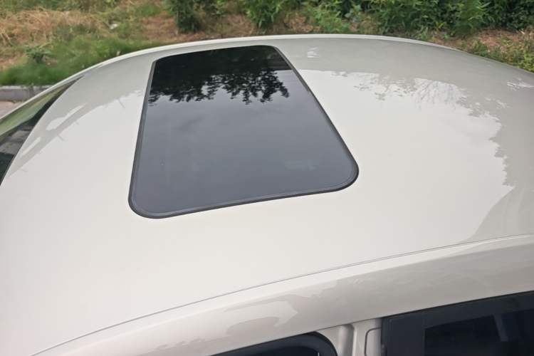 Used Roewe i5 2020 1.5L Automatic 4G Connect Luxury Flagship Edition Roof