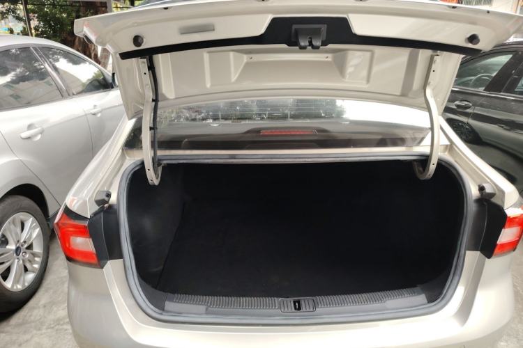 Used Roewe i5 2020 1.5L Automatic 4G Connect Luxury Flagship Edition Trunk