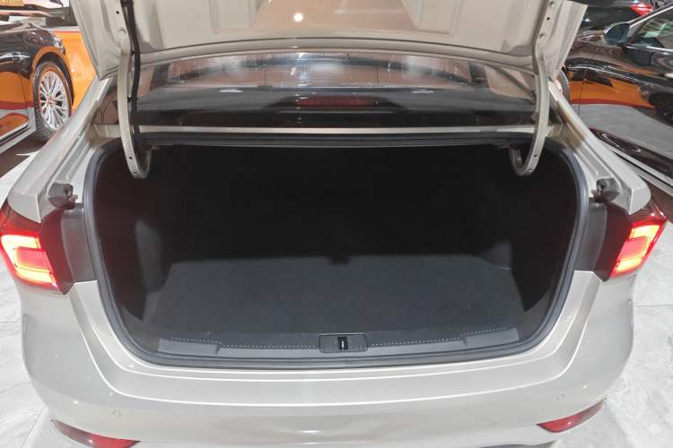 Used Roewe i5 2020 1.5L Automatic 4G Connect Luxury Flagship Edition Trunk